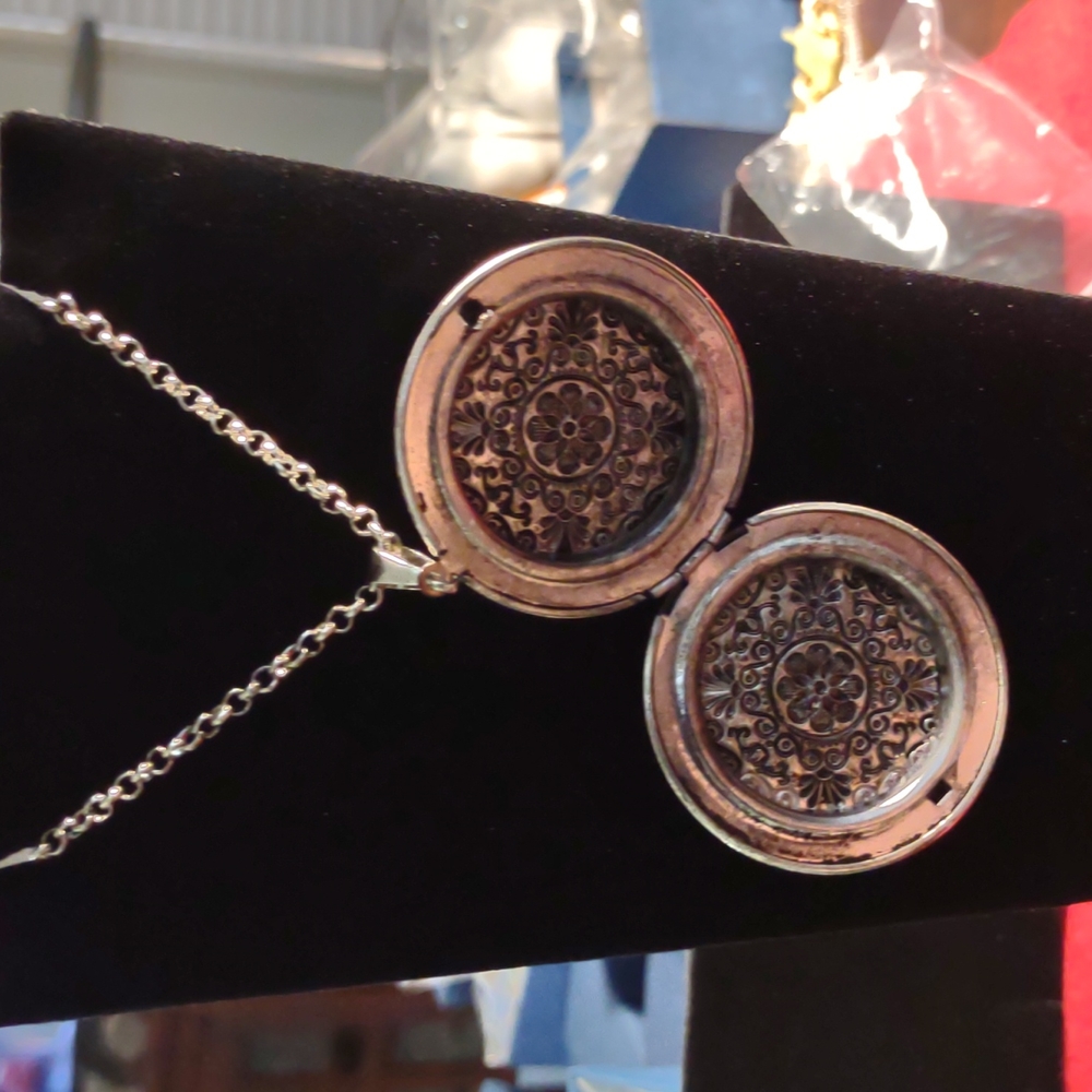 Locket with chain - Picture 2 of 4